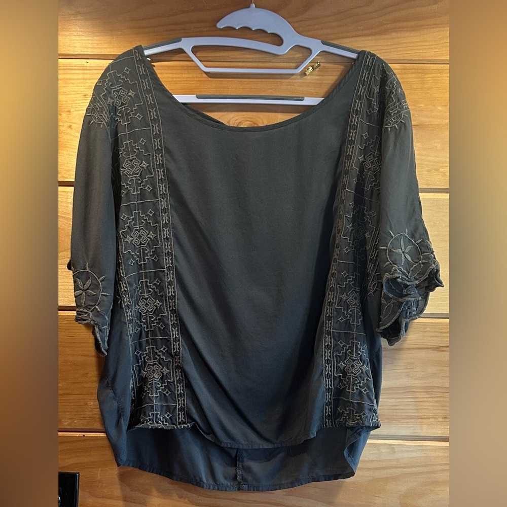 Women’s American Eagle Embroidered Top M